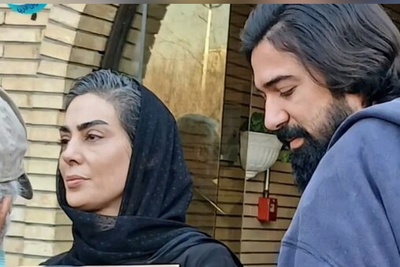 حال و هوای منزل نیلوفر شهیدی در مراسم ختم پدرش «اسفندیار شهیدی» با چیدمان طاق گل های اعیانی و بنر تسلیت+فیلم