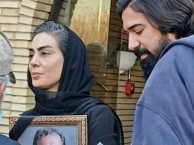 حال و هوای منزل نیلوفر شهیدی در مراسم ختم پدرش «اسفندیار شهیدی» با چیدمان طاق گل های اعیانی و بنر تسلیت+فیلم