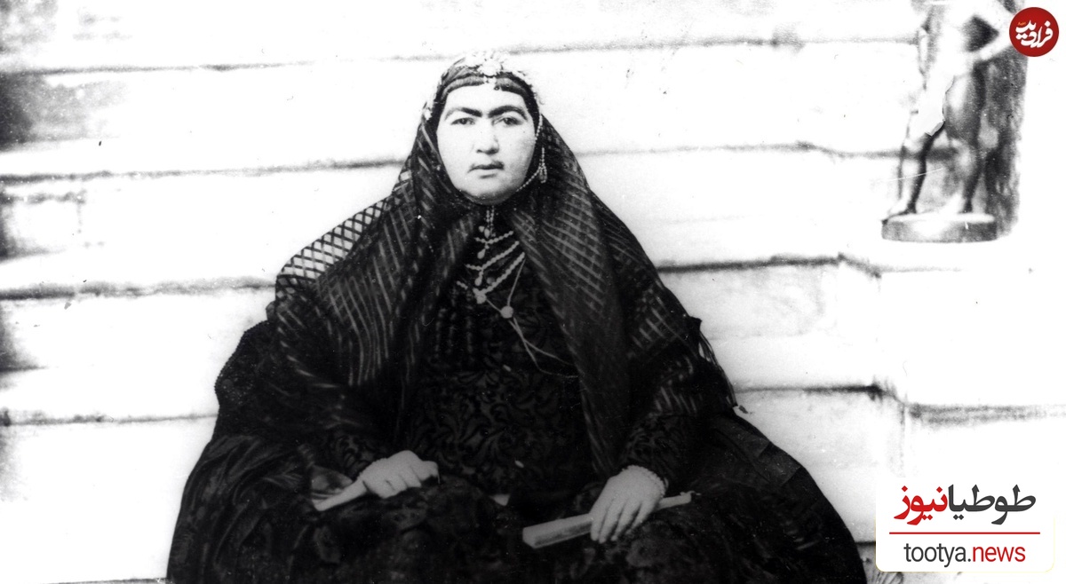 انیس‌الدوله از محبوب‌ترین و بانفوذترین همسران ناصرالدین شاه روی پله مرمر