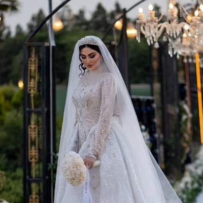 مقایسه جذاب چیدمان جشن عروسی مجلل مریم مومن و عروسی ساده سلنا گومز با تفاوت چشمگیر/ رقابت بین تجمل گرایی با اصالت و سادگی کاملا مشهوده!+عکس