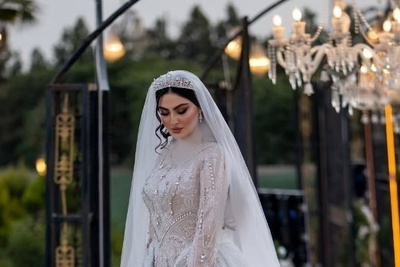 مقایسه جذاب چیدمان جشن عروسی مجلل مریم مومن و عروسی ساده سلنا گومز با تفاوت چشمگیر/ رقابت بین تجمل گرایی با اصالت و سادگی کاملا مشهوده!+عکس