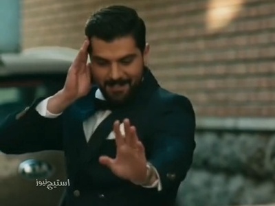 هنرنمایی حرفه‌ای سینا مهراد با لباس دامادی در برابر مادر و عروسش؛ خوشحالی بی‌حد و اندازه مادر از سر و سامان گرفتن پسرش+فیلم