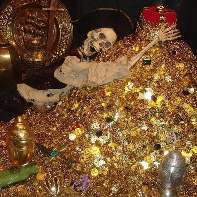 به دنبال گوشواره بودند در حیاط خانه گنج پیدا کردند! +عکس /چه آدمای خوش شانسی!