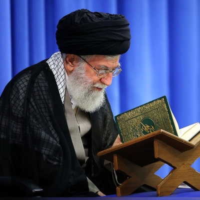 قرار هر روزه‌ی ما در ماه خدا؛ تلاوت‌های ماندگار رهبری/ تلاوت ملکوتی سوره حمد با صدای سراسر آرامش‌بخش رهبر انقلاب+ویدیو