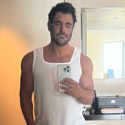 سلفی آینهای محمدرضا گلزار با پیراهنی چروک و موهای آشفته+عکس