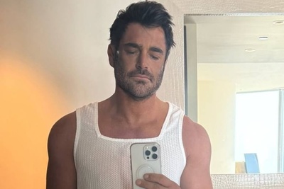 سلفی آینهای محمدرضا گلزار با پیراهنی چروک و موهای آشفته+عکس