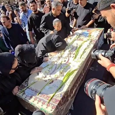فیلم/ جملات تلخ دختر ارشد محمد کاسبی و گریه های جانسور نوه خردسال ایشان در مراسم تشییع هنرمند کشورمان