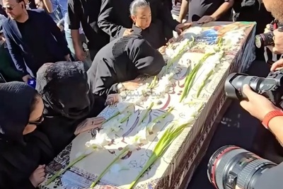 فیلم/ جملات تلخ دختر ارشد محمد کاسبی و گریه های جانسور نوه خردسال ایشان در مراسم تشییع هنرمند کشورمان