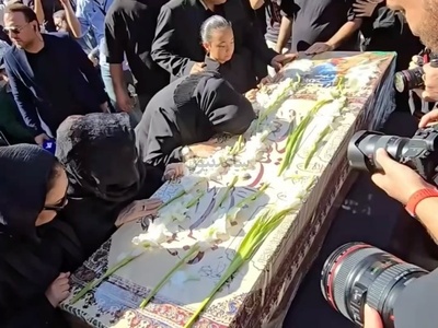 فیلم/ جملات تلخ دختر ارشد محمد کاسبی و گریه های جانسور نوه خردسال ایشان در مراسم تشییع هنرمند کشورمان