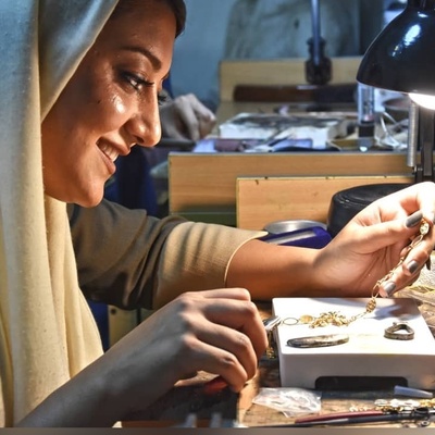 ابتکار استادانه طلاساز ایرانی در ساخت گردنبند و دستبندِ طلا برای "مو فرفری‌ها"+عکس/ دستت طلا حرف نداره😍