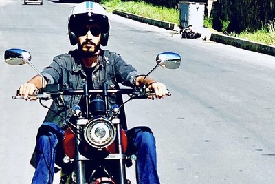 بهرام افشاری به مهم ترین جایزه زندگی اش چوب حراج زد: جایزه ام را فروختم رفتم موتور خریدم و پیک موتوری شدم تا خرج خودم را دربیاورم!