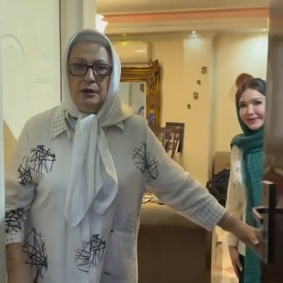 ویدئو/نگاهی به چیدمان منزل شاهانه و سنتی «مریم امیرجلالی»/ از صندلی راک و مبلمان کلاسیک تا فرش اصیل ایرانی و تابلوهای هنری