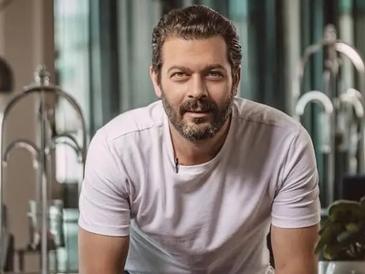 (ویدیو) درگیری لفظی پژمان بازغی با مجری خانم بر سر سوپراستار خواندن محمدرضا گلزار