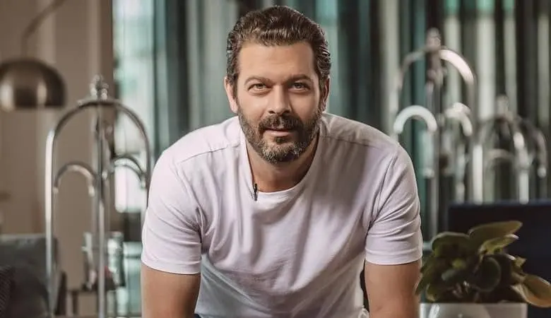 (ویدیو) درگیری لفظی پژمان بازغی با مجری خانم بر سر سوپراستار خواندن محمدرضا گلزار