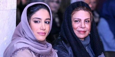 (ویدئو) حضور گوهر خیراندیش به همراه دخترش در سالن سینما؛ صحبت های جالب او در حضور هنرمندان از جمله مهران مدیری و زنده یاد سعید راد