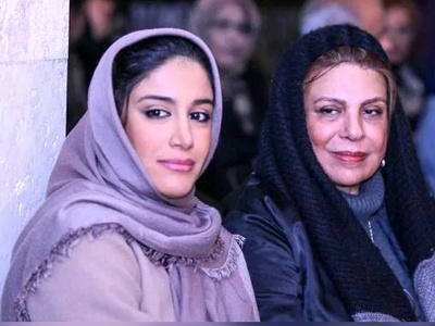 (ویدئو) حضور گوهر خیراندیش به همراه دخترش در سالن سینما؛ صحبت های جالب او در حضور هنرمندان از جمله مهران مدیری و زنده یاد سعید راد