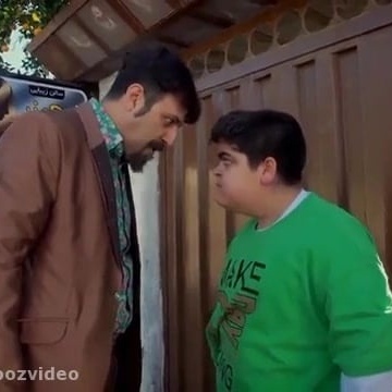 (ویدیو) پشت صحنه‌ی سکانس بمب‌خنده‌ی فن کمر مازندرانی بهروز فریبا، خواهرزاده محسن تنابنده در سریال "پایتخت"، که روی رحمت پیاده کرد😂