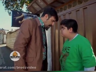 (ویدیو) پشت صحنه‌ی سکانس بمب‌خنده‌ی فن کمر مازندرانی بهروز فریبا، خواهرزاده محسن تنابنده در سریال "پایتخت"، که روی رحمت پیاده کرد😂