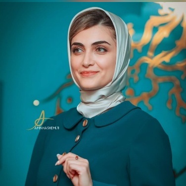 مقایسه سر انگشتی الناز ملک در کاخ جشنواره فیلم فجر/ از رخت سیاه او در نشست «خیابان جمهوری» تا کت و دامن بلند و پانچو الگانتش در اختتامیه جشنواره فیلم فجر+عکس