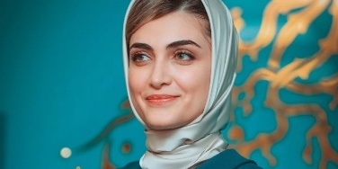 مقایسه سر انگشتی الناز ملک در کاخ جشنواره فیلم فجر/ از رخت سیاه او در نشست «خیابان جمهوری» تا کت و دامن بلند و پانچو الگانتش در اختتامیه جشنواره فیلم فجر+عکس