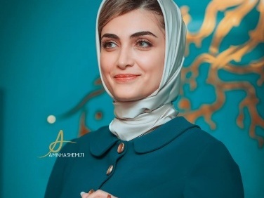 مقایسه سر انگشتی الناز ملک در کاخ جشنواره فیلم فجر/ از رخت سیاه او در نشست «خیابان جمهوری» تا کت و دامن بلند و پانچو الگانتش در اختتامیه جشنواره فیلم فجر+عکس