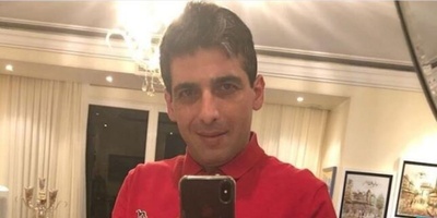 ویلای دوبلکس و زندگی شاهانه حمید گودرزی با معماری مینیمال و ستون های دفرمه در لواسان