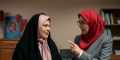 ویدیویی جنجالی از پشت‌صحنه سریال دلدادگان؛ کل‌ کلِ پانته‌آ بهرام و مهرانه مهین‌ترابی!/ دعوا یا شوخی؟!