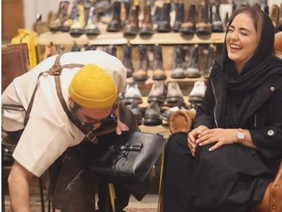 نرگس محمدی حتی کفش خریدنش هم با غش و خنده‌ست؛ حضور همسر علی اوجی در کفش فروشی شوهرخواهرش و تبلیغ زیرپوستی مغازه‌اش!+ویدیو