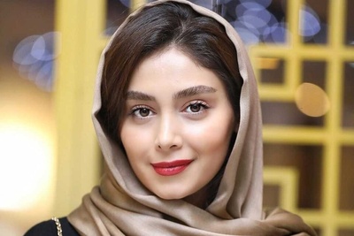 مینی اسکارف کیوت دیبا زاهدی با طرح موزاییک در اجرای تئاتر