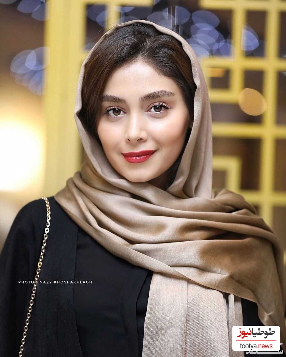 مینی اسکارف کیوت دیبا زاهدی با طرح موزاییک در اجرای تئاتر
