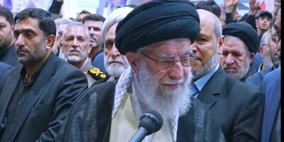 (فیلم) اشاره معنادار رهبر انقلاب به مسعود پزشکیان برای ایستادن در کنارش هنگام اقامه نماز بر پیکر اسماعیل هنیه