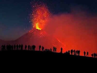 ویدئو خیره کننده از لحظه پرتاب گدازه‌ها آتشفشان فعال اِتنا در ایتالیا
