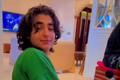 خلاقیت خنده‌دار و بامزه پسران ستاره سادات قطبی در استفاده از دستگاه ماساژور به جای میکروفون😂+ویدئو