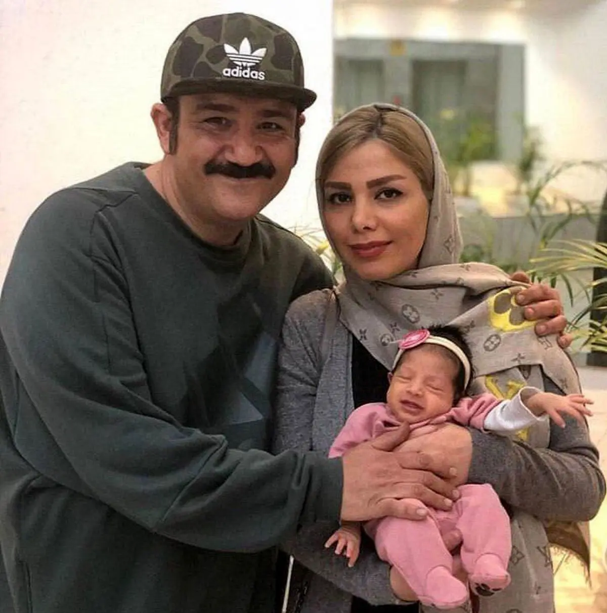رونمایی از لباس عروس دنباله دار و شیک همسر مهران غفوریان در مراسم عقدشان