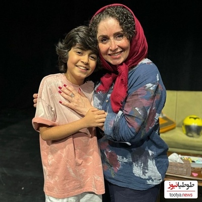 تصویر دیده نشده از ژاله صامتی و رایان سرلک در کنار اتوبوس دو طبقه انگلیسی در "زیرخاکی"