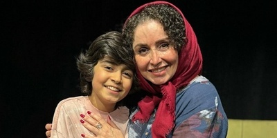 تصویر دیده نشده از ژاله صامتی و رایان سرلک در کنار اتوبوس دو طبقه انگلیسی در "زیرخاکی"