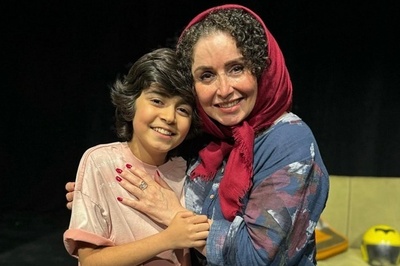 تصویر دیده نشده از ژاله صامتی و رایان سرلک در کنار اتوبوس دو طبقه انگلیسی در "زیرخاکی"