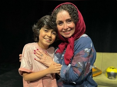 تصویر دیده نشده از ژاله صامتی و رایان سرلک در کنار اتوبوس دو طبقه انگلیسی در "زیرخاکی"