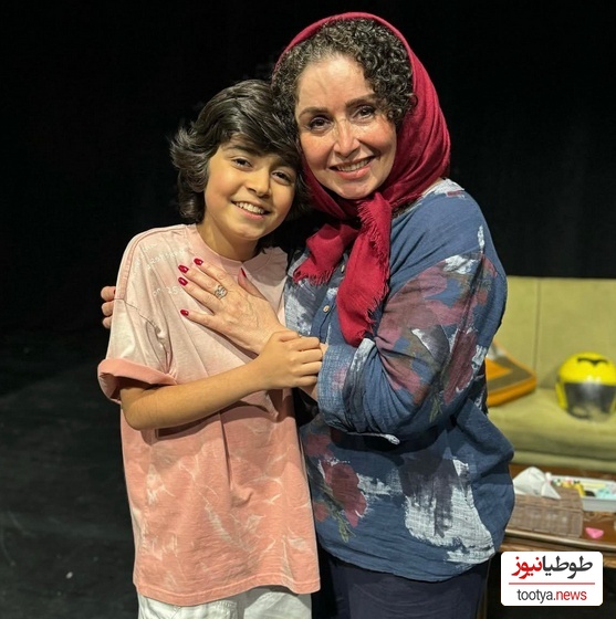 تصویر دیده نشده از ژاله صامتی و رایان سرلک در کنار اتوبوس دو طبقه انگلیسی در "زیرخاکی"