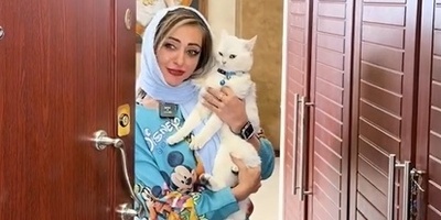 نگاهی به خانه نفیسه روشن و چیدمانش؛ منزلی با مبلمانی طبق جدیدترین مدل، لوستر کلاسیک و هنگ‌درامی رنگین‌کمانی+ویدیو