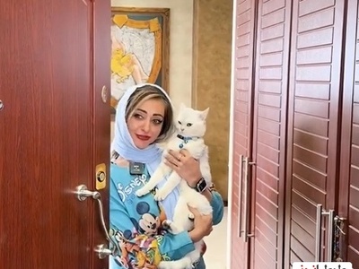 نگاهی به خانه نفیسه روشن و چیدمانش؛ منزلی با مبلمانی طبق جدیدترین مدل، لوستر کلاسیک و هنگ‌درامی رنگین‌کمانی+ویدیو