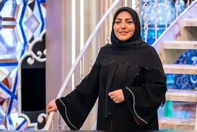 مهمانان ویژه مجری تلویزیون پرنده از آب درآمدند!/وقت گذرانی المیرا شریفی با طوطیهای رنگارنگ در برنامه زنده +تصاویر