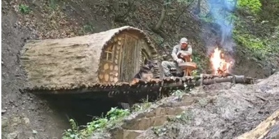 ابتکار خلاقانه هنرمند باذوق در تهیه کلبه چوبی در وسط جنگل با چوب درختان+فیلم