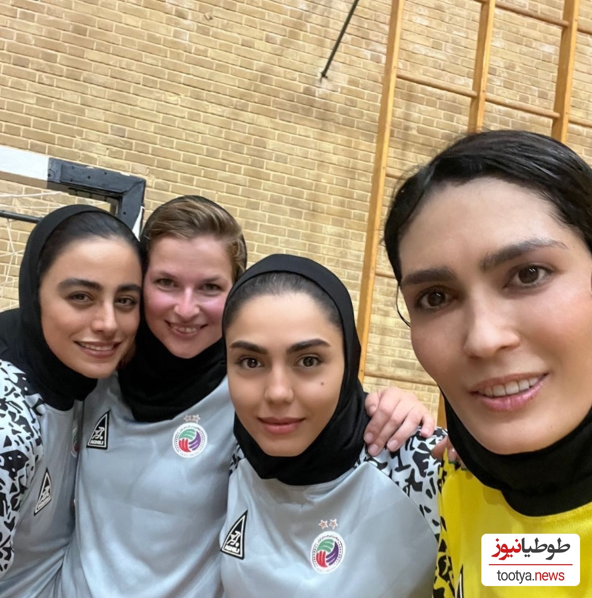 آلبوم تصاویر ورزشی آزاده زارعی، بازیگر سریال «آوای باران» در کنار شهربانو منصوریان و الهه منصوریان در ورزش فوتبال