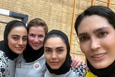 آلبوم تصاویر ورزشی آزاده زارعی، بازیگر سریال «آوای باران» در کنار شهربانو منصوریان و الهه منصوریان در ورزش فوتبال