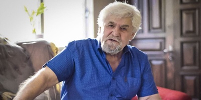 چی بهتر از این که تا هستن قدرشون رو بدونیم و براشون بخونیم!؛ یادی کنیم از دورهمیِ پراحساس هنرمندان برای استاد عنایت بخشی / امشب شب مهتابه حبیبم رو می‌خوام..