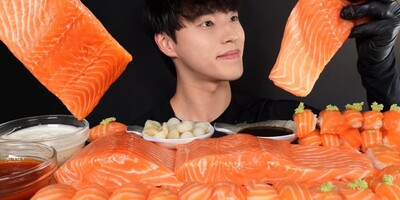 فیلم+ چالش عجیب و جنجالی یک فرد مشهور کره ای که با صدا یک عالمه ماهی سالمون خام میخوره و 50 میلیون بازدید گرفته