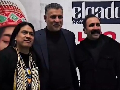 وقتی علی دایی مجبوره فرمان همسر رو اطاعت کنه: علاقه ای به کنسرت ندارم فقط به خاطر همسرم آمده ام/ اسکورت علی دایی توسط بادیگاردهای هیکل درشت از لحظه پیاده شدن از بنز سفیدش تا ...