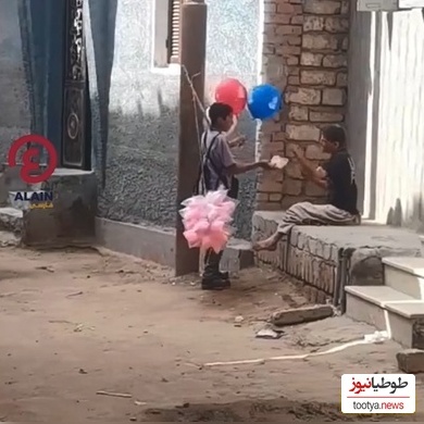 صحنه‌ای قابل تامل از یک کودک پشمک‌فروش خیابانی که به یک فرد معلول رایگان پشمک داد +ویدیو/ با احترام تو باید ایستاده دست زد👌