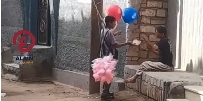 صحنه‌ای قابل تامل از یک کودک پشمک‌فروش خیابانی که به یک فرد معلول رایگان پشمک داد +ویدیو/ با احترام تو باید ایستاده دست زد👌